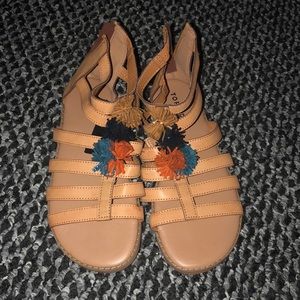 Sandals with multi-color Pom-poms